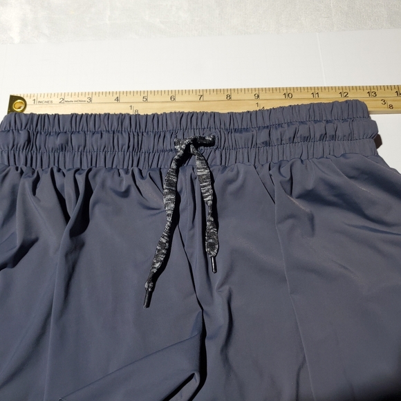 Gray Athletic Shorts with Elastic Waistband and Moisture-Wicking Fabric - Picture 5 of 6
